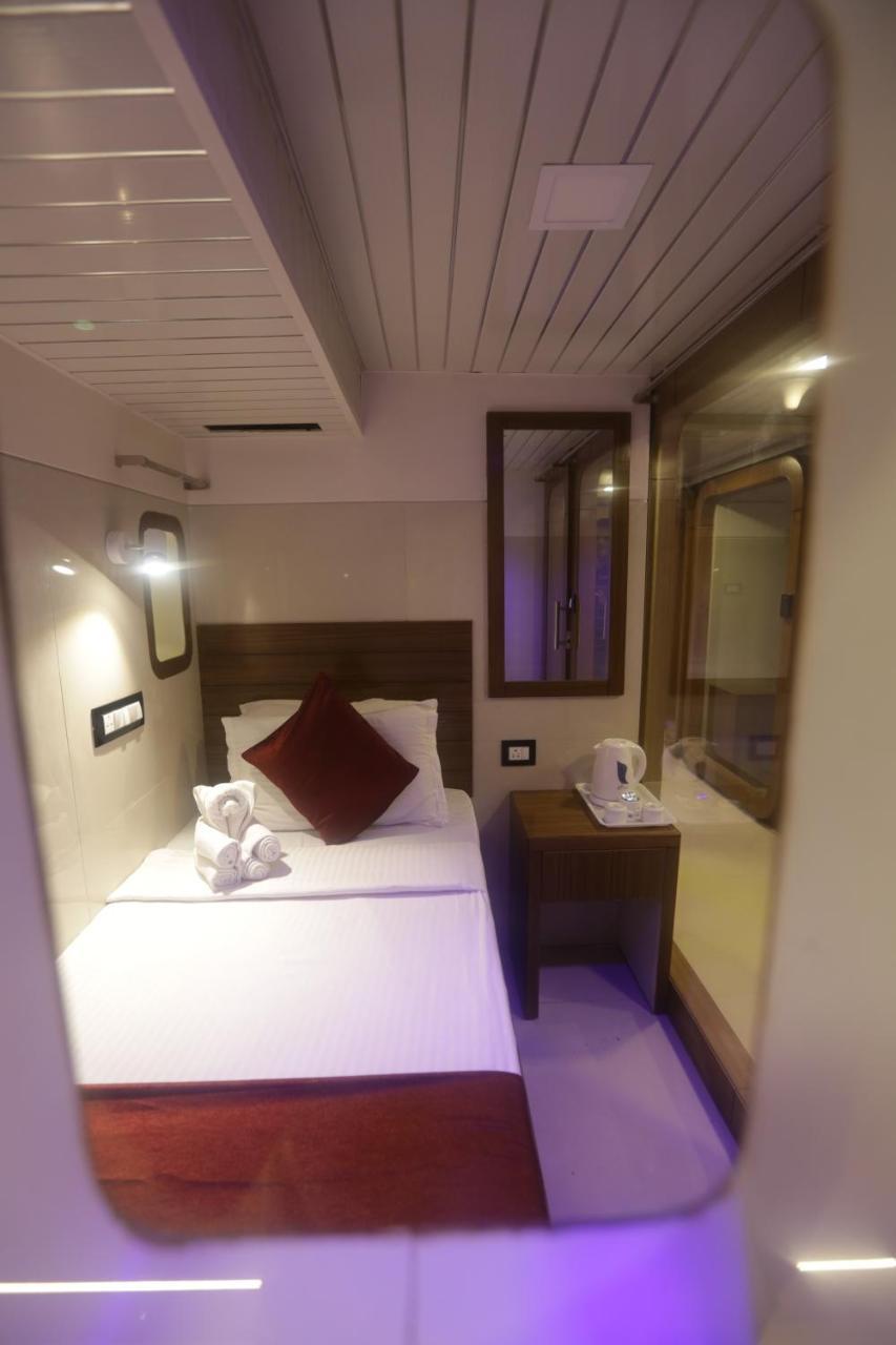 Single Bed Mixed Dormitory Room
